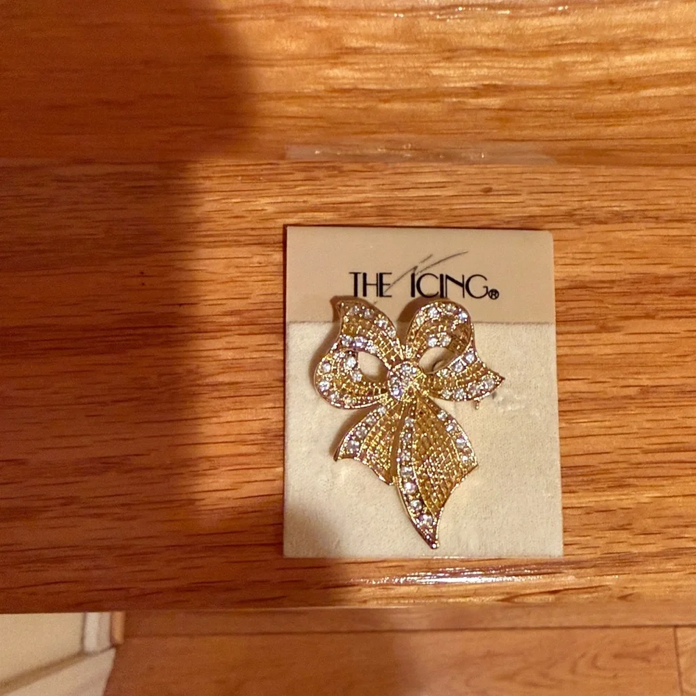 The Icing Sparkling Gold Bow pin